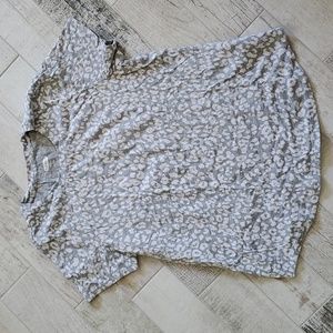 Old Navy Women's Small 100% Cotton Gray White Leopard Cheetah Tee Shirt